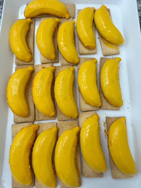 Banana mousse pastries on shortbread