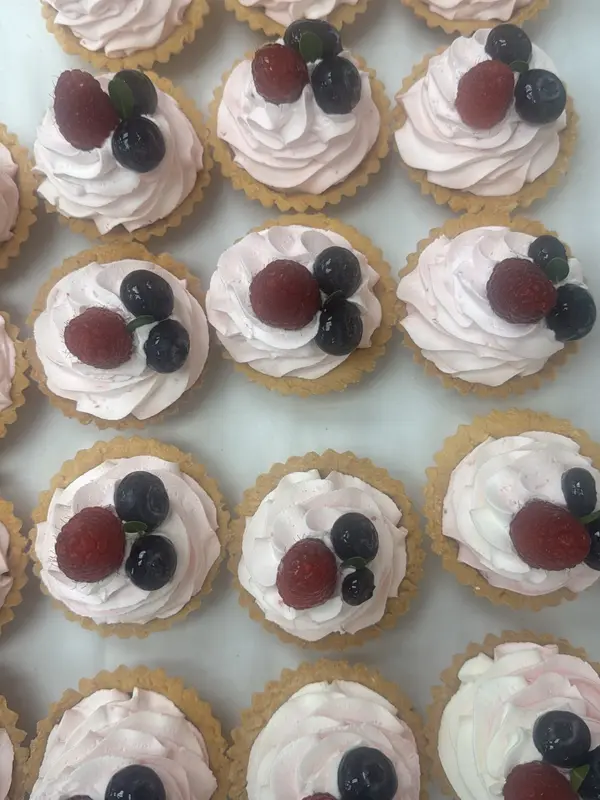 Cream tartlets with raspberries and blueberries