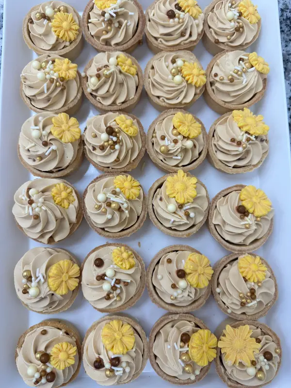 Caramel cream tartlets with sugar flowers