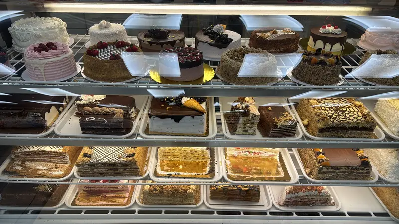 Our cake case with whole cakes and cake by weight