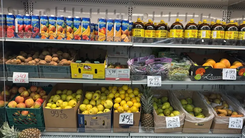 Peaches, guava, lemons, pears and pineapples